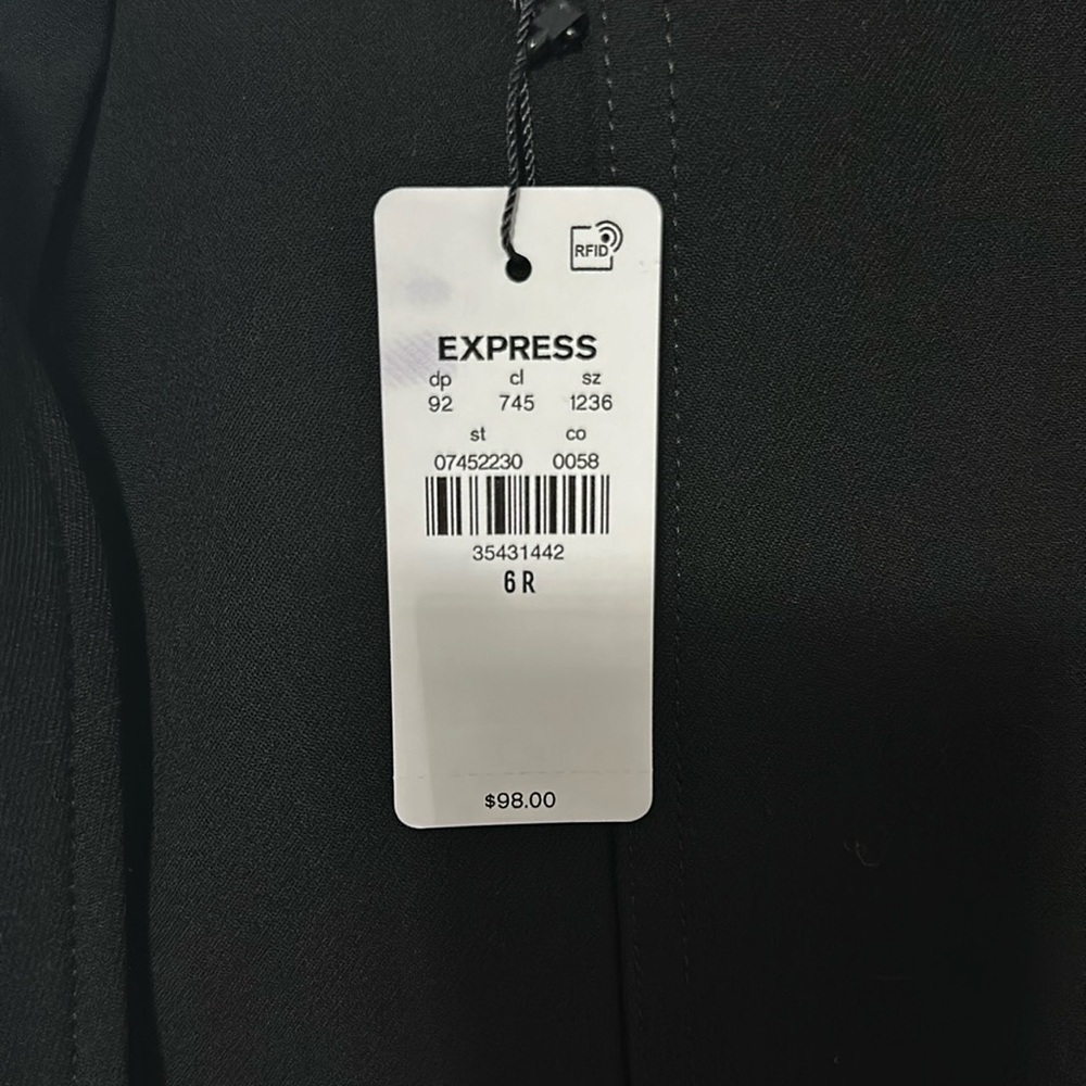 NWT - Express black cargo pants with cinched ankles. Size 6R - Picture 4 of 6